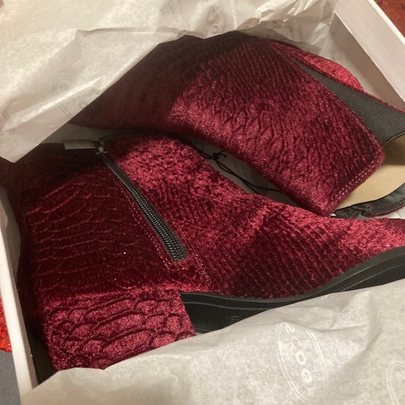 Boots - Picture 3 of 4